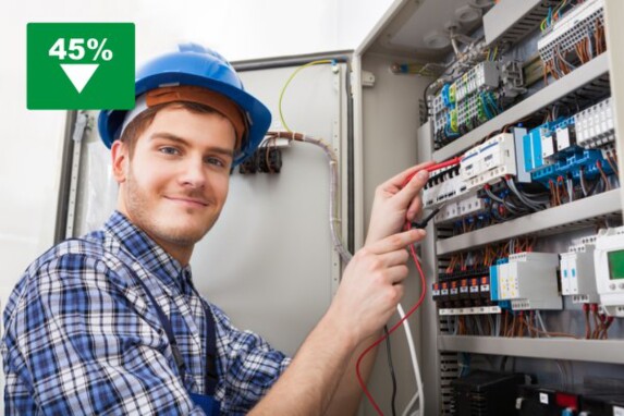 Eletricista fazendo medições em painel elétrico.